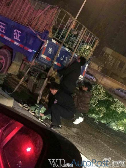 郑州路上菜农意外翻车 警察帮助扶车捡菜