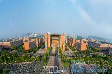 郑州大学万名新生纪念抗战胜利70周年
