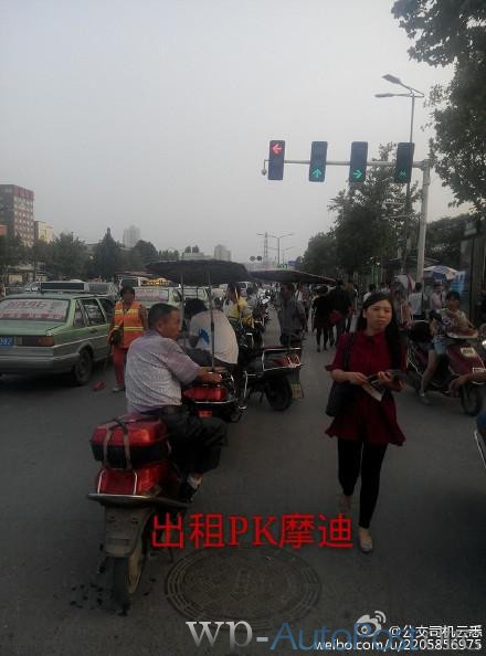 郑州刘庄摩的围满公交站台 逼公交停车快车道
