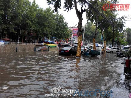 河南安阳突遭大雨袭击 6车受损无人伤亡