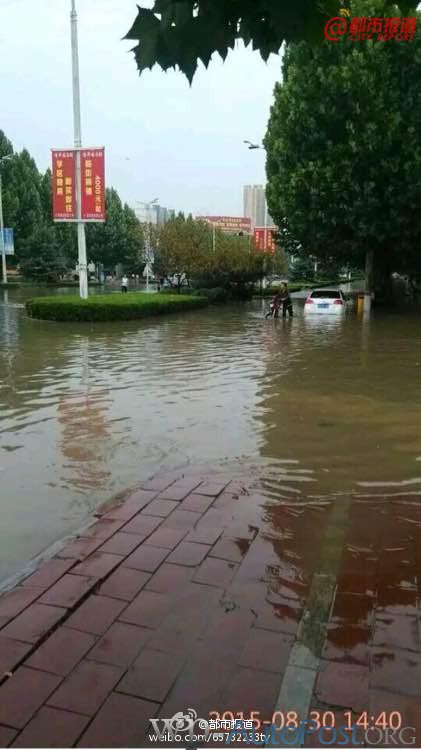 河南安阳突遭大雨袭击 6车受损无人伤亡