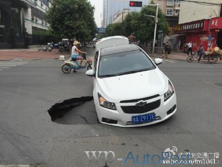 郑州路面再现塌陷 一辆轿车被坑
