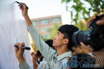 郑州大学万名新生纪念抗战胜利70周年