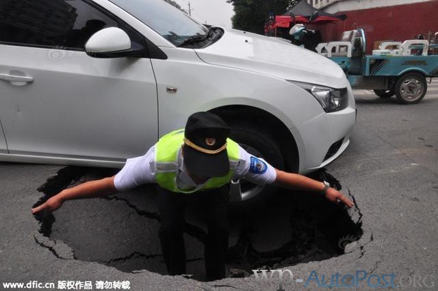 咋了？郑州路面两天两塌