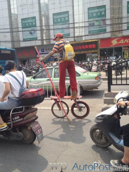 高手在民间！郑州街头惊现“滑车哥”