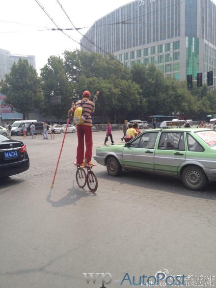 高手在民间！郑州街头惊现“滑车哥”