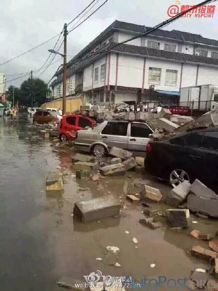 河南安阳突遭大雨袭击 6车受损无人伤亡