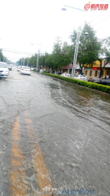 河南安阳突遭大雨袭击 6车受损无人伤亡