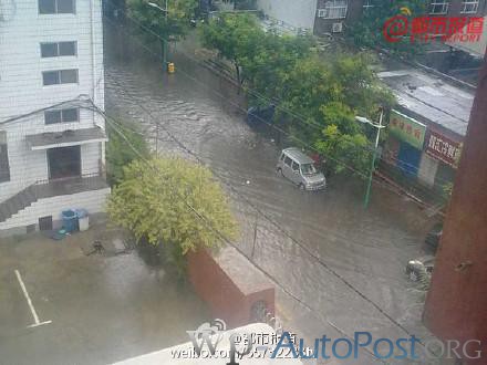 河南安阳突遭大雨袭击 6车受损无人伤亡