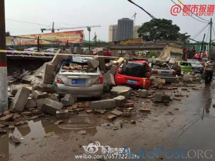 河南安阳突遭大雨袭击 6车受损无人伤亡