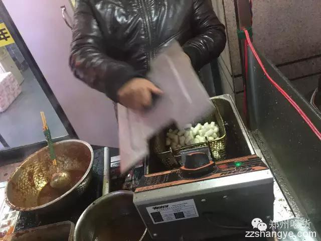 小编昨天花了一个晚上专门排队，为大家盘点万达金街的人气美食！