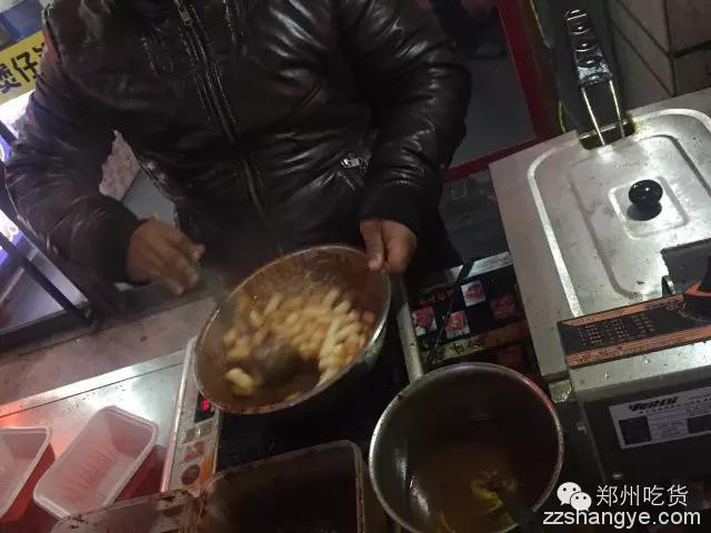 小编昨天花了一个晚上专门排队，为大家盘点万达金街的人气美食！